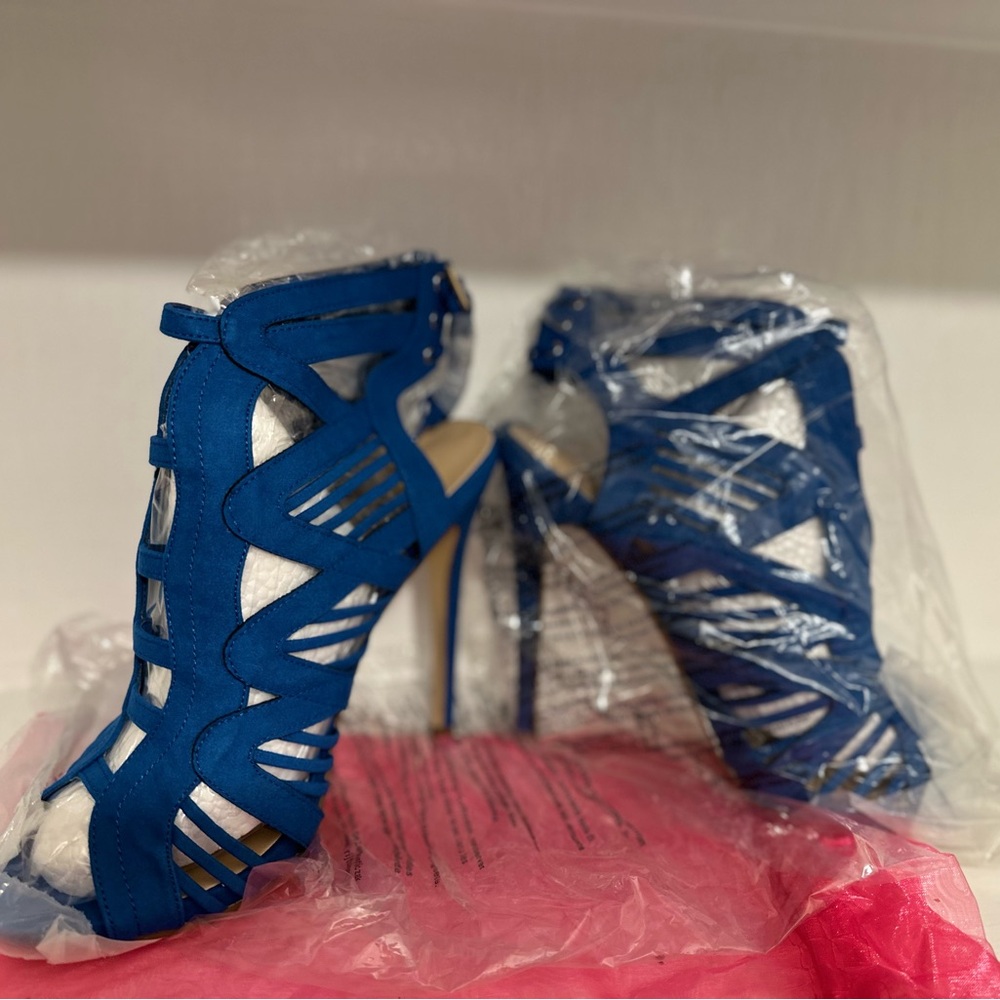 Sexy and gorgeous never worn blue heels 😈 come save them from my closet monster